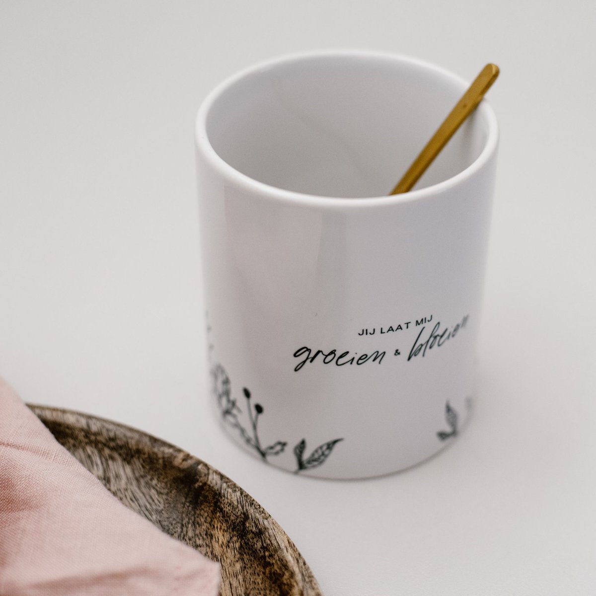 De zomervakantie staat alweer bijna voor de deur en dat betekent ook; afscheid nemen van die lieve juf. Bestel snel een leuke mok als origineel afscheidscadeautje!