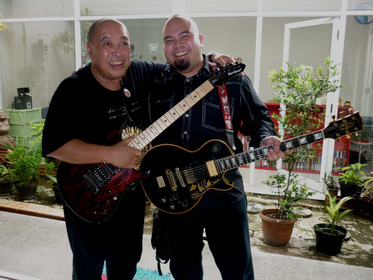 Selamat jalan Mahaguru <a href="/Donnysuhendra/">Donny Suhendra</a> Kenang2an <a href="/MahirBLUES/">Antonius Mahir</a> bareng Mahaguru di kantor majalah <a href="/GitarPlus/">GitarPlus magazine</a> Terima kasih Mbak <a href="/intangitarplus/">C Intan Pratiwi</a> <a href="/gibsonguitar/">Gibson</a> youtu.be/iefNpJV48VY