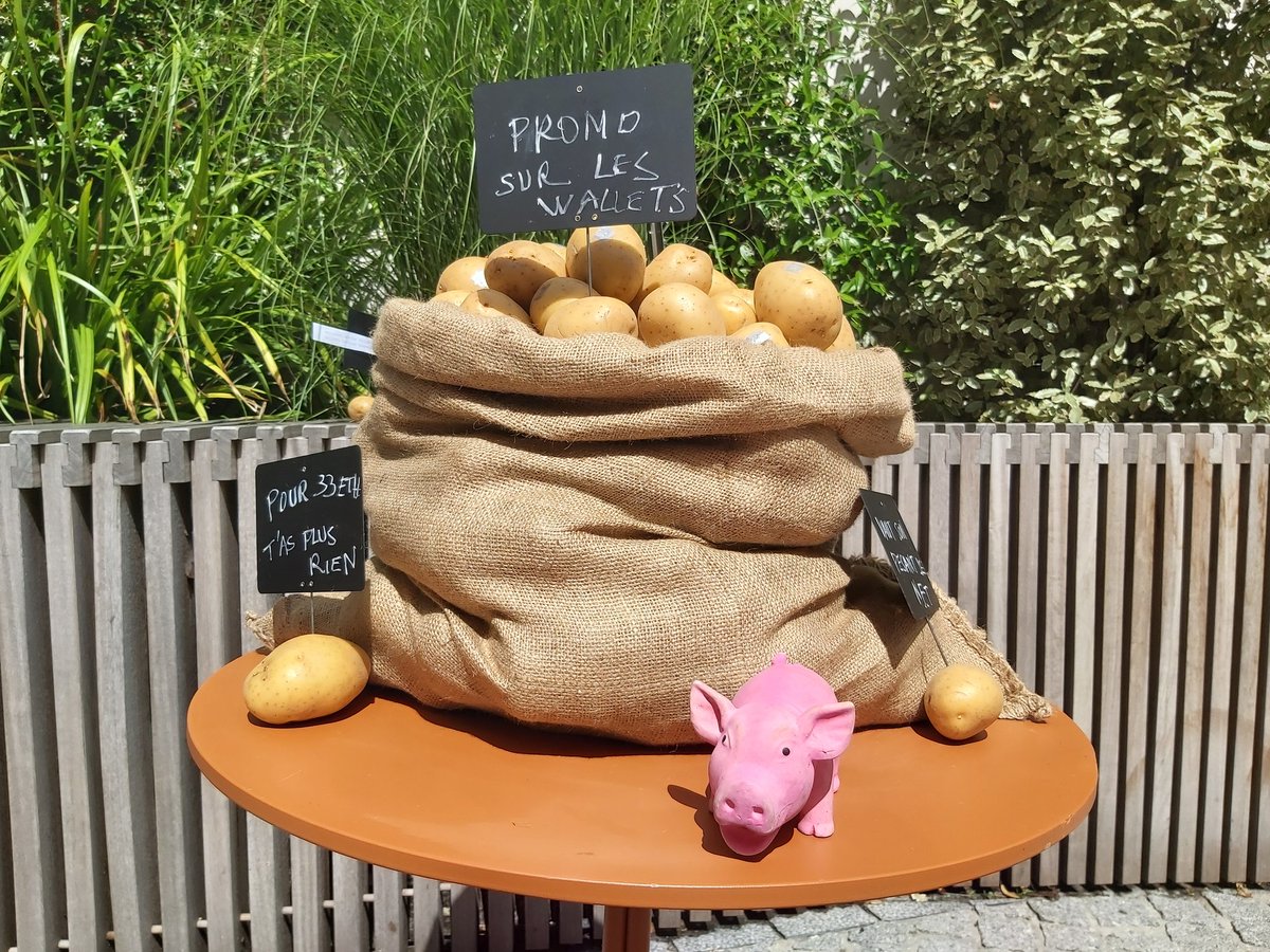 jsuispas1mouton's tweet image. Oyé !#DataDada est de retour au festival #BuildingBeyond à @WeAreLeonard avec une nouvelle installation : &quot;La Patate Chaude&quot;. De 12h30 à 14h00, venez gagner des potatos wallet et peut-être une œuvre #DataDada dedans! Cc @AlbertinMeunier @SylvieTissot @TiouFromParis @gilledebast