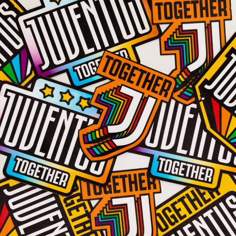 juventusfces's tweet photo. Mezclemos nuestras franjas blancas y negras con los colores del arcoíris para ser #MoreColorfulTogether ⚪⚫🏳️‍🌈

#DifferencesMaketheDifference