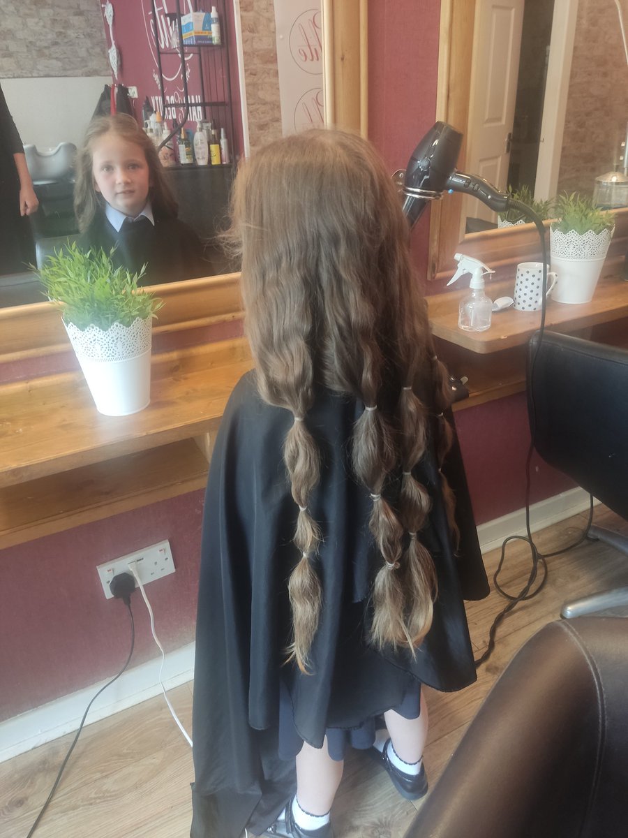 Kails77's tweet photo. Trus donation of 15 inches of her hair is about to get posted. If anybody would like to donate there is still time 💇🏼‍♀️💇🏼‍♀️💇🏼‍♀️ so proud of our baby girl 
#littleprincesstrust 
#thebigcut 
#hairdonation https://t.co/ad097OkCvQ