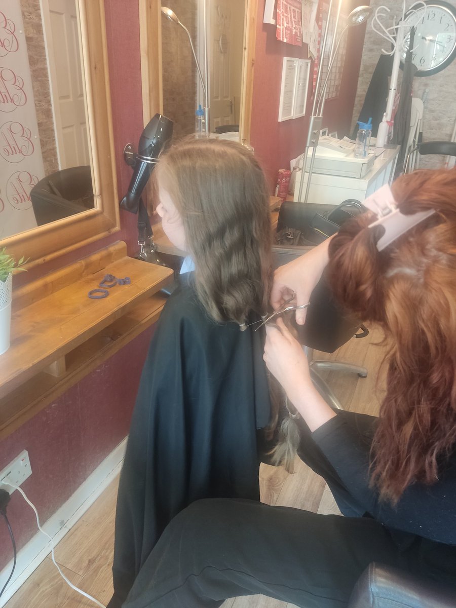 Kails77's tweet photo. Trus donation of 15 inches of her hair is about to get posted. If anybody would like to donate there is still time 💇🏼‍♀️💇🏼‍♀️💇🏼‍♀️ so proud of our baby girl 
#littleprincesstrust 
#thebigcut 
#hairdonation https://t.co/ad097OkCvQ