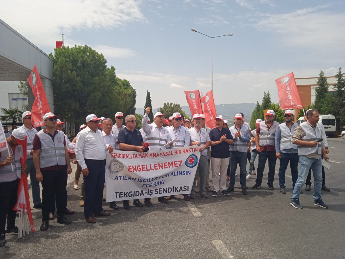📍İzmir Torbalı’da bulunan Efe Rakı işçileri Tek Gıda-İş sendikasında örgütlenerek yetkiyi aldı. 
Ardından patronun yetki itirazı ve işten atma saldırısı başladı ve 25 işçi işten çıkarıldı. İşçiler bugün sendikalarıyla birlikte bu saldırılara karşı fabrika önünde açıklama yaptı.