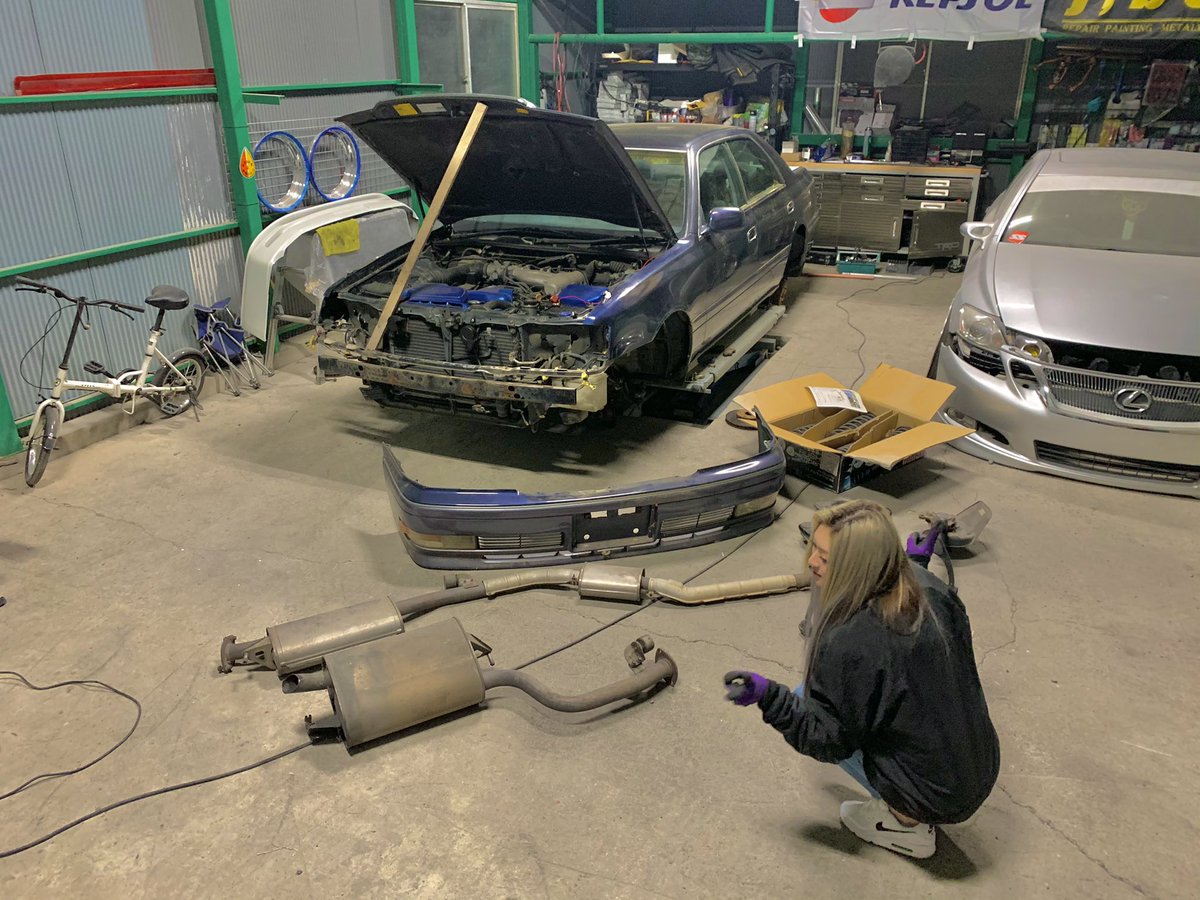 Kosmic01's tweet photo. 彼女との共有足車の15クラウン完成したー！

団地が似合いそうだから近所の廃団地で撮ってきた📸🚗 https://t.co/GoPwmJWh8d