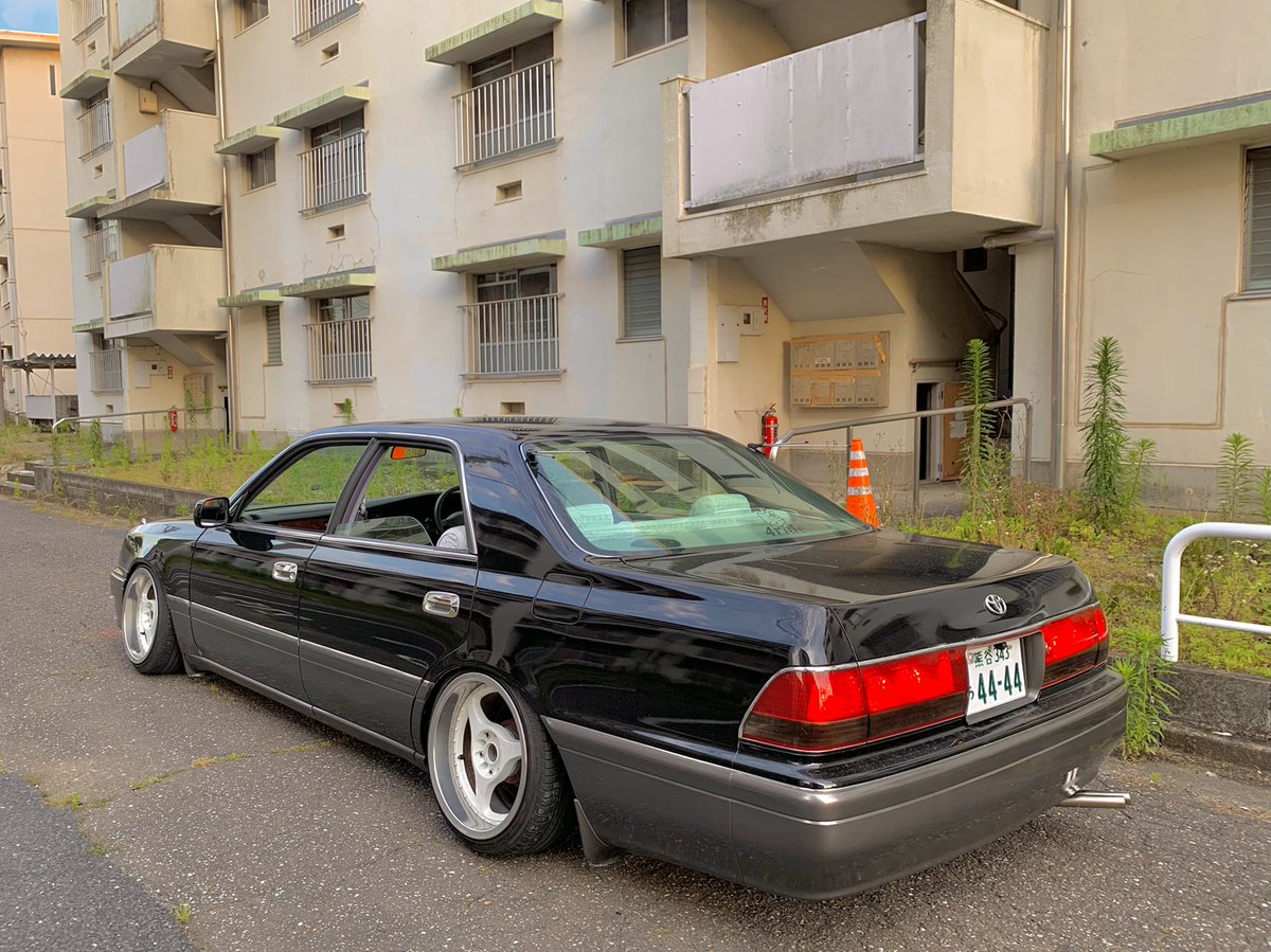 Kosmic01's tweet photo. 彼女との共有足車の15クラウン完成したー！

団地が似合いそうだから近所の廃団地で撮ってきた📸🚗 https://t.co/GoPwmJWh8d