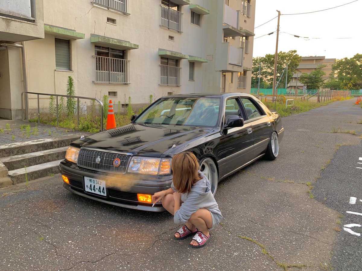 Kosmic01's tweet photo. 彼女との共有足車の15クラウン完成したー！

団地が似合いそうだから近所の廃団地で撮ってきた📸🚗 https://t.co/GoPwmJWh8d