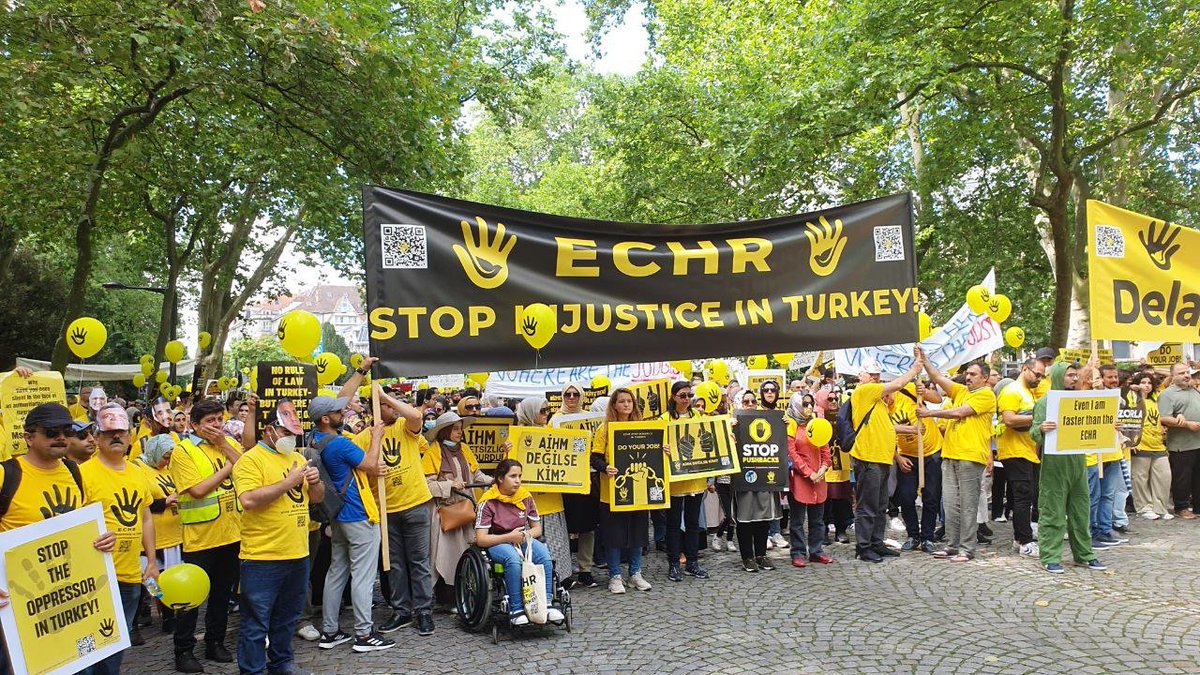 Bugün Strasbourg’da önemli bir program için birlikteyiz. Türkiye’deki insanların seslerine ses olmak için yüzlerce insan toplandık. Avrupa Konseyi’nin ve AIHM’in de akışta bulunacağı bir yürüyüş yapmak için beklemedeyiz.
#JusticeForALLinTurkey