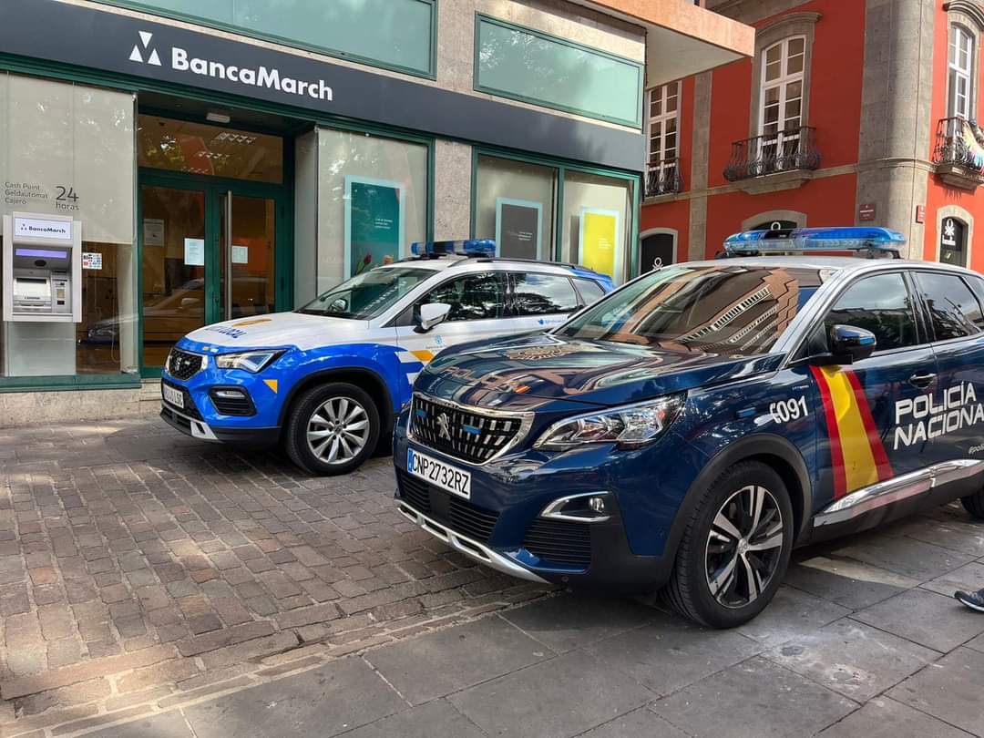 evebruler's tweet image. Hoy en #BuenosDíasCanaria hablando del dispositivo de #seguridad del #CarnavalSC22 
Un dispositivo acorde a nuestra Fiesta Insignia para que todos disfruten con responsabilidad. 🎭🎭

#PoliciaLocalSC
#PoliciaNacional
#ProtecciónCivilSC
#Bomberos