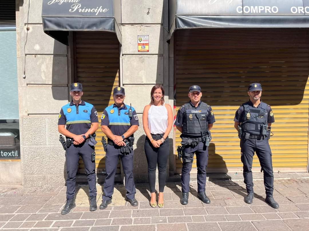 evebruler's tweet image. Hoy en #BuenosDíasCanaria hablando del dispositivo de #seguridad del #CarnavalSC22 
Un dispositivo acorde a nuestra Fiesta Insignia para que todos disfruten con responsabilidad. 🎭🎭

#PoliciaLocalSC
#PoliciaNacional
#ProtecciónCivilSC
#Bomberos