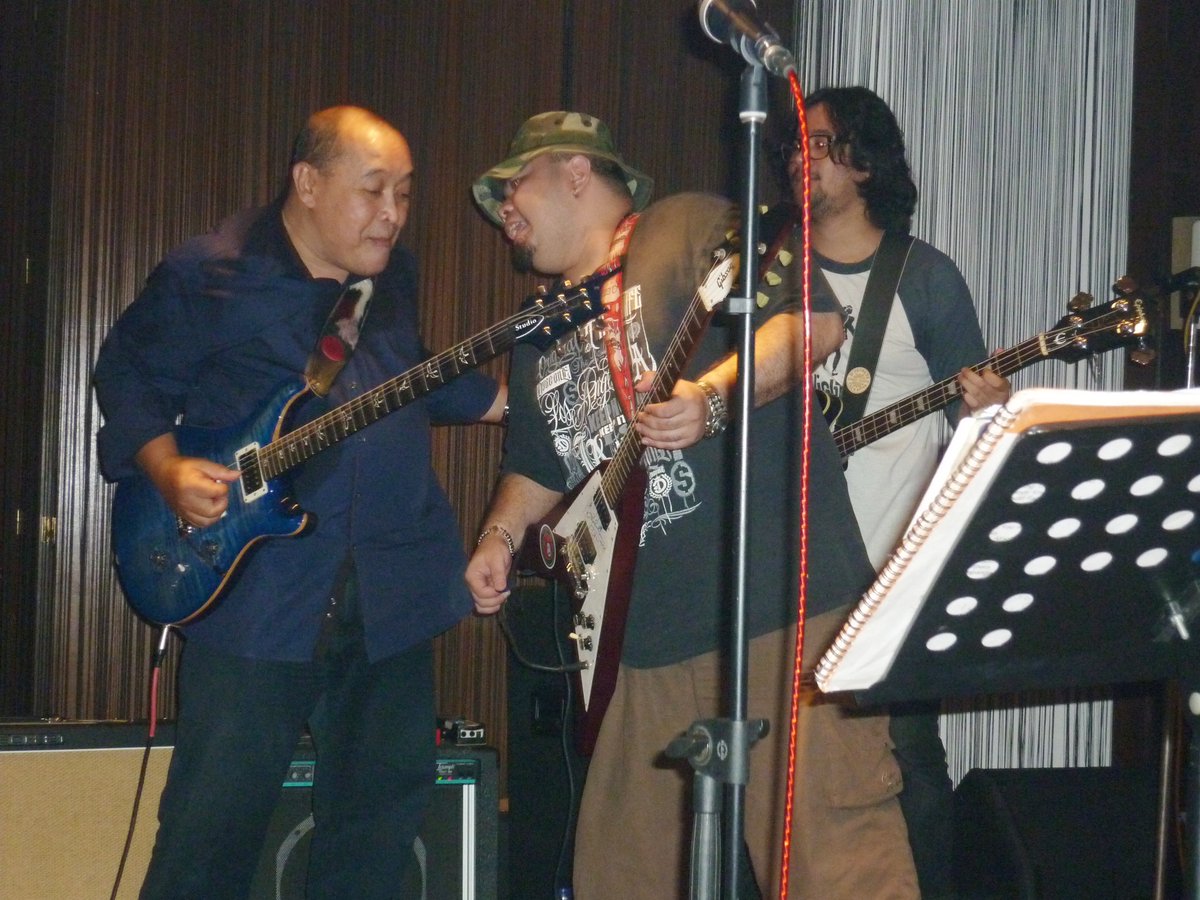 Selamat jalan Mahaguru <a href="/Donnysuhendra/">Donny Suhendra</a> Sehat selalu <a href="/Rishanda/">Rishanda Singgih</a> Kenang2an <a href="/MahirBLUES/">Antonius Mahir</a> jamming di <a href="/RWLounge/">RedWhite Jazz Lounge</a> cc <a href="/gibsonguitar/">Gibson</a> <a href="/prsguitars/">PRS Guitars</a>  youtu.be/wvgnJNhOGDM