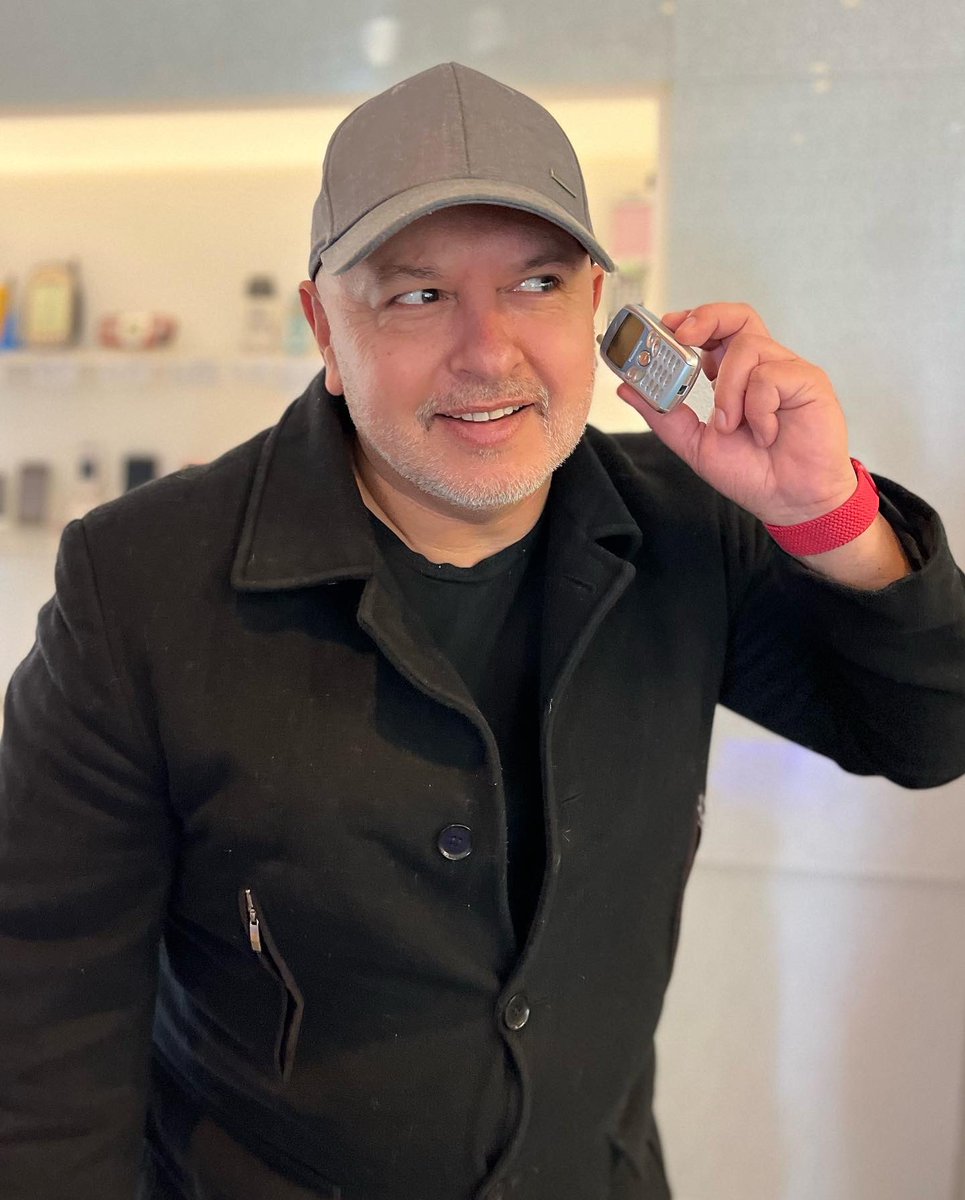 DjuroSen's tweet photo. Got to hang out with some cool Telstra engineers this week and despite all the groovy new stuff - this is what I loved the most. It’s a Panasonic GD55 dating back from 2002. It is tiny. Swipe to see how it sizes up against the iPhone 13 Pro Max.
#panasonicgd55 #telstra #gd55 https://t.co/6oSWNfDtj1