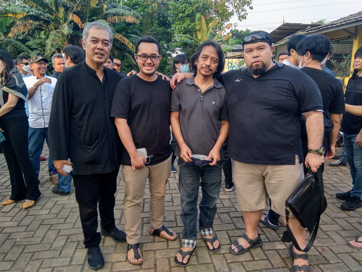 Mengantar kepergian Mahaguru <a href="/Donnysuhendra/">Donny Suhendra</a> ke peristirahatan terakhir cc Mas <a href="/dewabudjana/">Dewa Budjana</a> Mas <a href="/AgamLIGRO/">Agam Hamzah</a> <a href="/MahirBLUES/">Antonius Mahir</a>