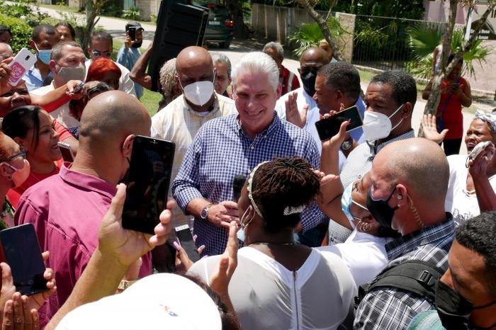 Cuando sobran razones para defender la Revolución El pueblo de mi #IslaRebelde unido jamás será vencido. #YoSigoAMiPresidente <a href="/DiazCanelB/">Miguel Díaz-Canel Bermúdez</a> Alumno ejemplar de #FidelPorSiempre