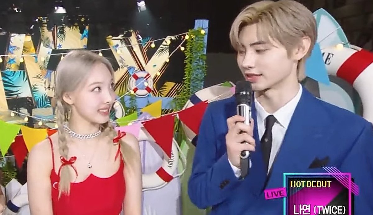 kmsunwol's tweet photo. SUNGHOON AND NAYEON IN ONE FRAME 😭❤️ https://t.co/J0B9eImBYm