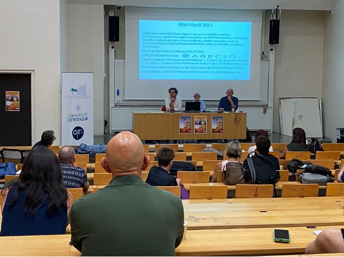 Sarah_Bassite's tweet photo. Assemblée générale de #AGeCSO 2022 : changement d’équipe avec le passage du relais entre l’équipe de Clermont et celle de l’équipe de Nice (@AmelAttour Catherine Thomas et Evelyne Rouby) et la diffusion du nouveau logo.
@EUR_ELMI @GREDEG_UMR @VilledeNice @CNRS_DR20 https://t.co/qnuitJyNmh