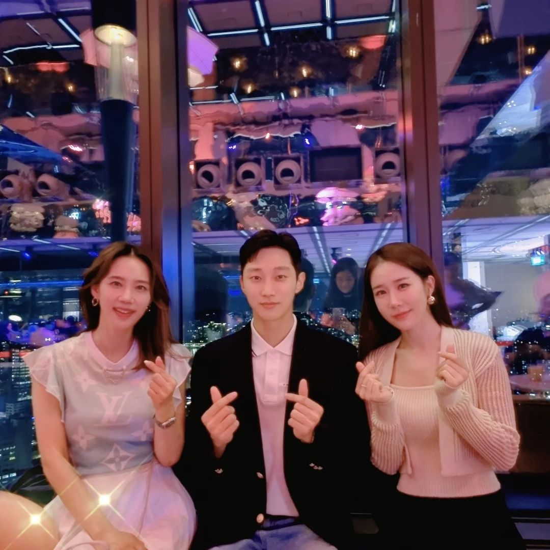 officialyinph's tweet photo. [UPDATE]
220623 | @/monica_byun (on IG)

Yoo In Na attended Park Sung Woo's 25th Anniversary event yesterday. In this photo, she is with Jinyoung of B1A4 and actress Oh Hyun Kyung. 

https://t.co/LcLSyKKOw6

#YooInNa #유인나 #YG #YGStage #YGActress https://t.co/kkTDktlqaN