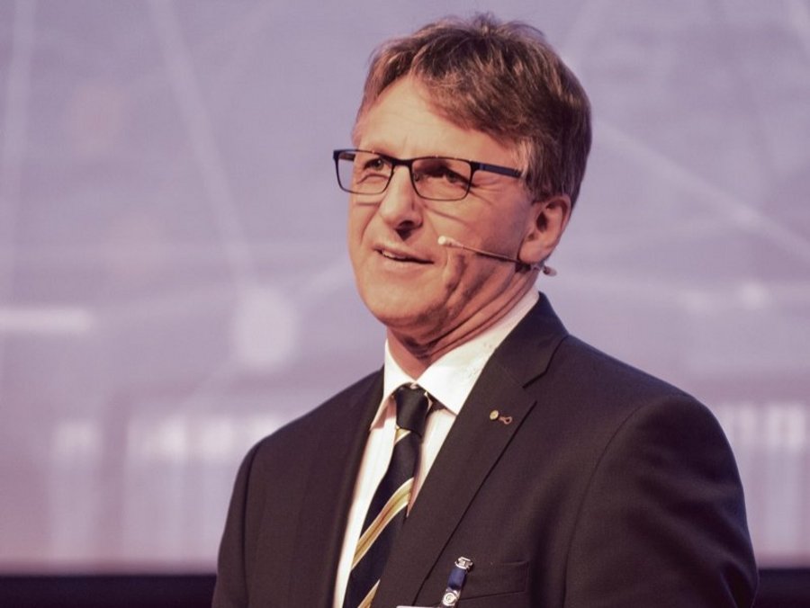 ABZ_News's tweet photo. Das #Großseminar des #VDBUM findet nach der Corona-Zwangspause im Juli zum 50. Mal statt. Präsident, Vorstandsmitglied und Geschäftsführer Dieter Schnittjer sprach mit der #ABZ über die Highlights des Events und die #Verbandsarbeit im Krisenmodus. https://t.co/WYd8O8LUIe https://t.co/STzGnPGdji