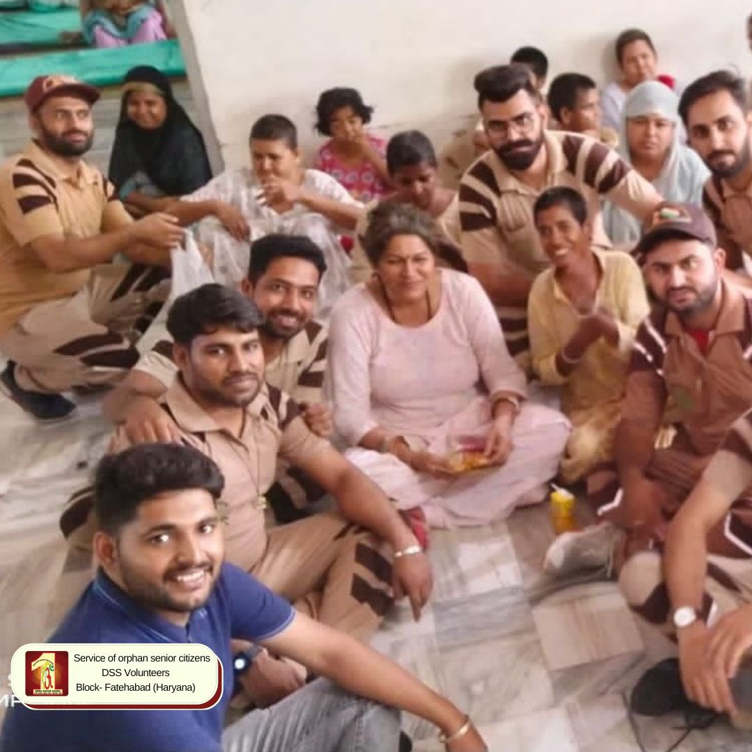DSSNewsUpdates's tweet photo. Dera Sacha Sauda’s volunteers are working towards serving mankind in every possible way! Their acts of generosity raise levels of happiness and emotional well-being of many in need! Glimpses of them serving orphan senior citizens. #OldAgeCare #DeraSachaSauda #thursdayvibes https://t.co/MOMLSZkkrD