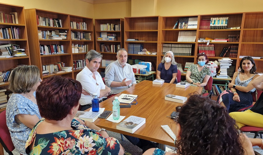 .<a href="/miguelpasquau/">Miguel Pasquau Liaño</a> mantuvo un encuentro con el club de lectura Historias, amigas y café de Cozvíjar, donde habló de su nueva novela, Aunque todo se acabe 

#comarcalecrin #elvalledelecrin #informacion #alsurdegranada 

elcomarcaldelecrin.com/2022/06/24/los…