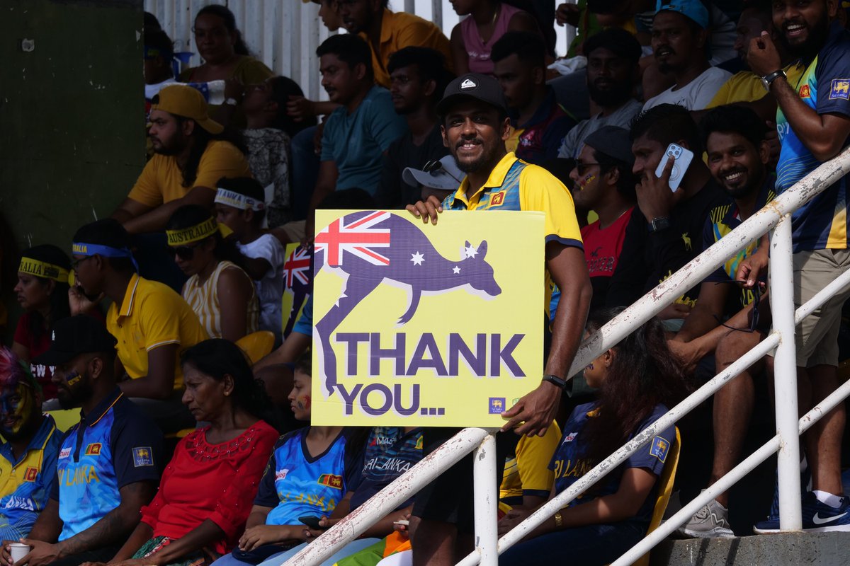 cricketcomau's tweet photo. Amazing gratitude shown by the fans in Colombo 💙 #SLvAUS https://t.co/XIw5OJNVWX