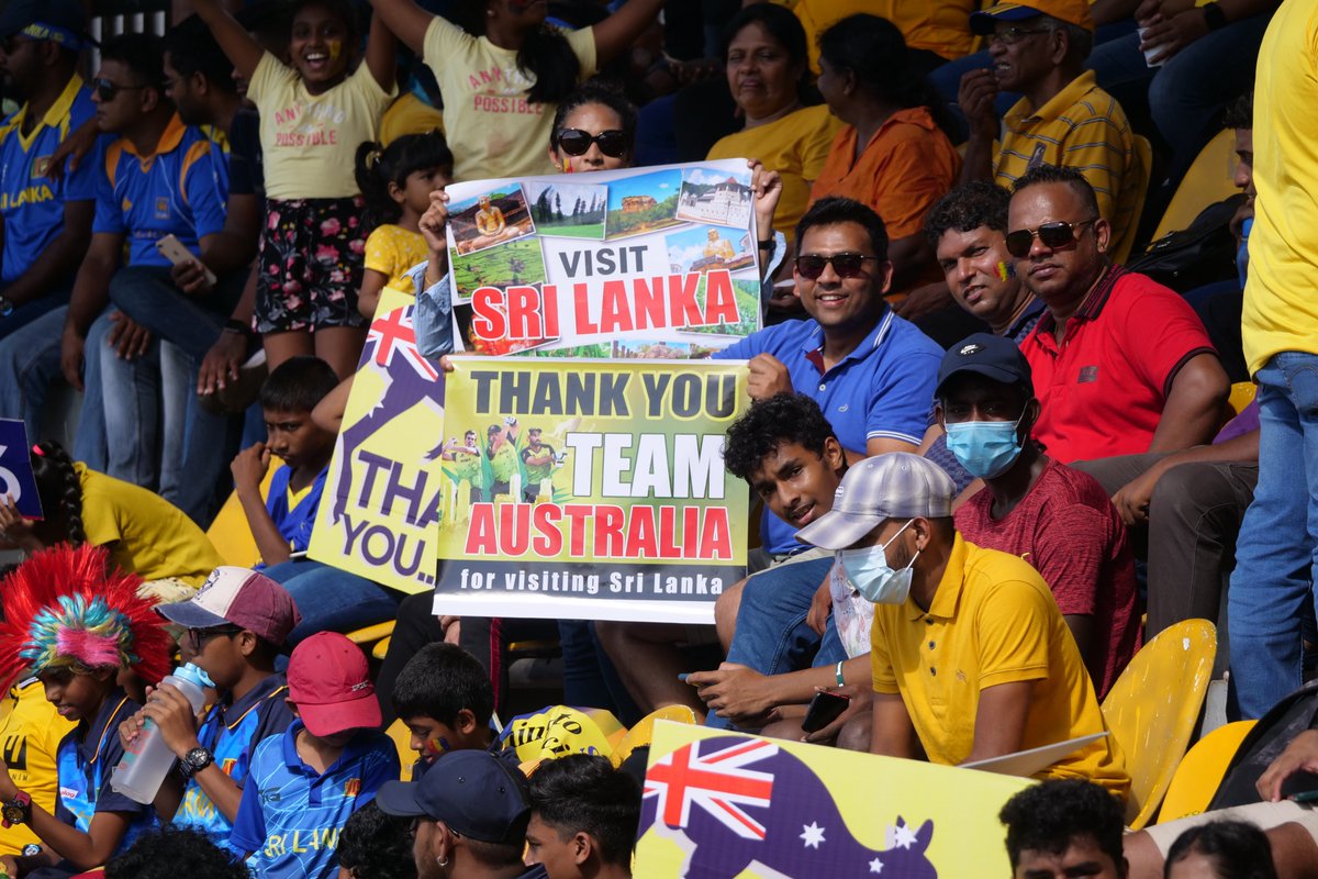 cricketcomau's tweet photo. Amazing gratitude shown by the fans in Colombo 💙 #SLvAUS https://t.co/XIw5OJNVWX