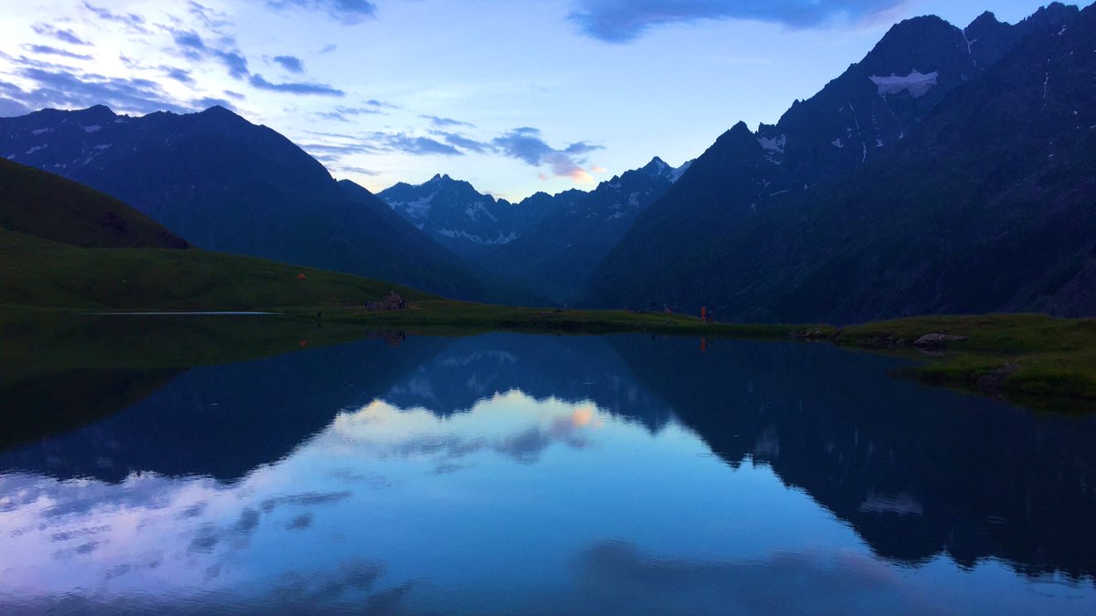 C’est rare de trouver un miroir comme ça. Tu confirmes ?
#lagrave #lagravelameije #lagravetourisme #hautesalpes #myhautesalpes #provencealpescotedazur #mountainlovers #mountainview #lacdupontet #alpes #alpesfrancaises #frenchalps #francemontagnes #alpesdusud #sunset #lovelagrave