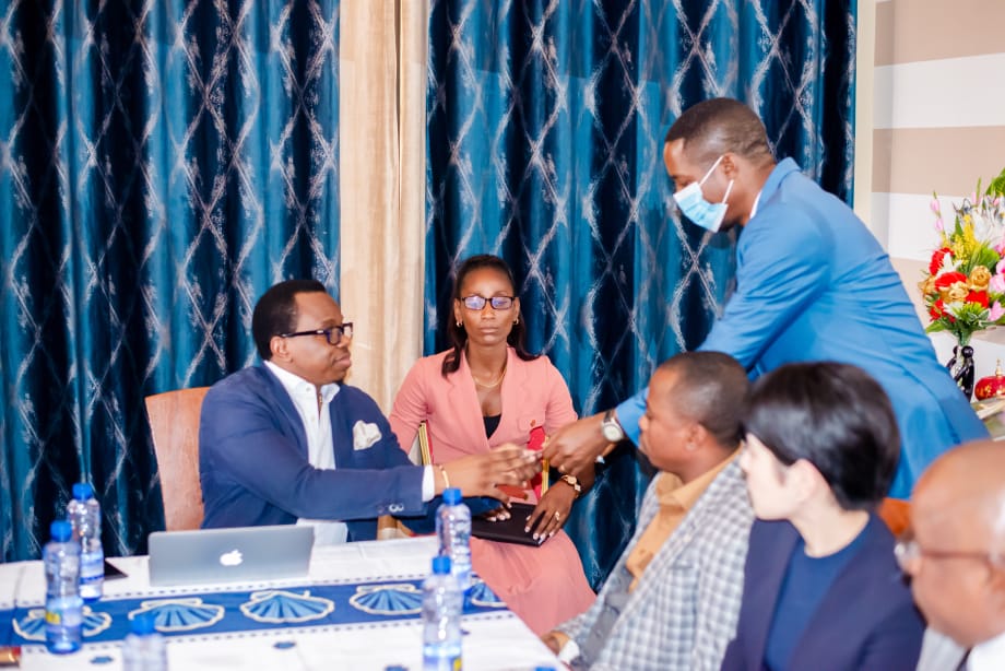 MuyekeFabrice's tweet photo. #KongoCentral : la réhabilitation du pont maréchal était au centre de l'audience que le #PROGOU SEM @g_banduofficiel a accordé à Madame la Directrice Générale de l'#OEBK. @fatshi13, @andrewameso1, @FayKanza1, @GabrielMavinga3, @BillyKambale1, @kalubilionel2, @mechackkalombo1. https://t.co/zYOCuzG62J