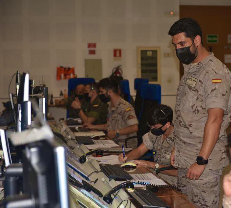 EjercitoAire's tweet photo. ¡CONÓCENOS! ☝🏽

La sargento 1º Paloma de Miguel ha alcanzado la calificación 📜 de Track Production Officer #TPO en el Grupo de Alerta y Control #GRUALERCON 🏝

Ya ha realizado su primer servicio en la unidad.

¡Enhorabuena, compañera!

#SomosElAire 🇪🇸🫡 https://t.co/Wp6RUBIbFn