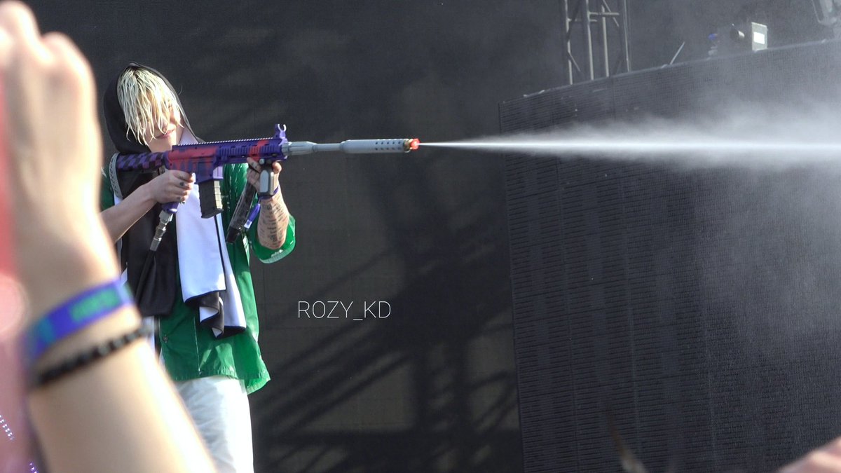 Rozy_KD's tweet image. 220624 #워터밤서울 #애쉬아일랜드 #ASHISLAND @ashisland_99 
스프라이트샤워 시키는 중😇