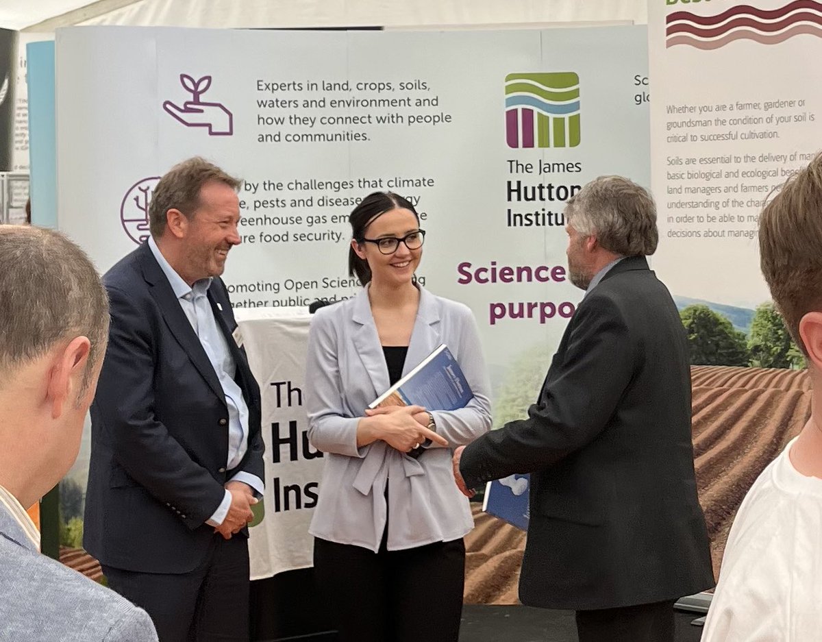 Thanks to <a href="/MairiMcAllan/">Màiri McAllan</a> and <a href="/MartinKennedyVP/">Martin Kennedy</a> for helping raise the profile of #soil health today at the <a href="/ScotlandRHShow/">Royal Highland Show</a> - critical for addressing both the climate and biodiversity crisis.
<a href="/JamesHuttonInst/">James Hutton Institute</a> #RHS2022