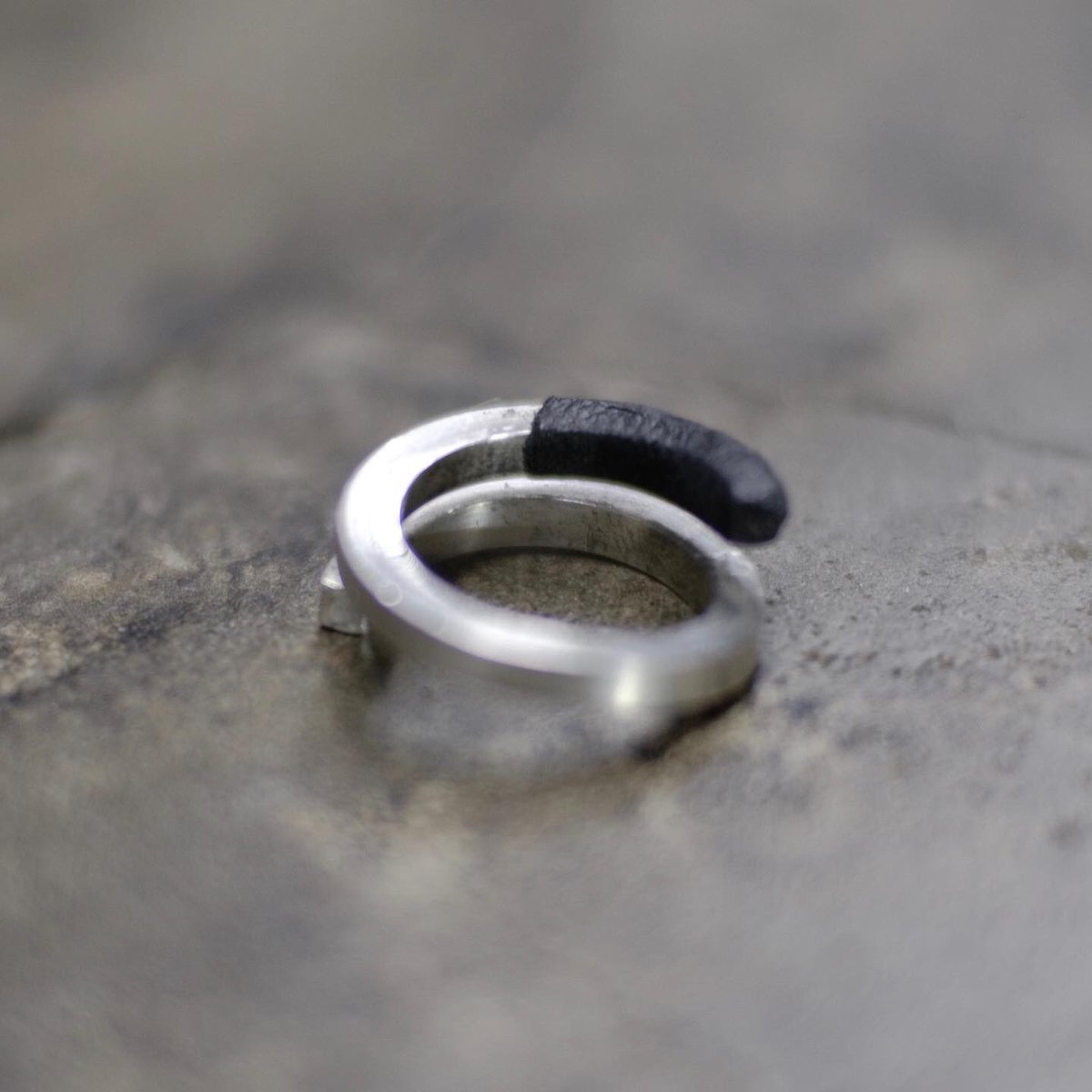 TASjapan's tweet photo. SILVER RING / SHADING

色濃く落ちる影。
光との対比。

Shadows that fall deep in color.
Contrast with light.

MATERIAL  : SILVER 950 / LAMB LEATHER  #tasjapan #leather #handmade #contemporaryart #modernart #minimalart #minimalism #japan #artisan #abstract #architecture #object https://t.co/4EKr5REMKi