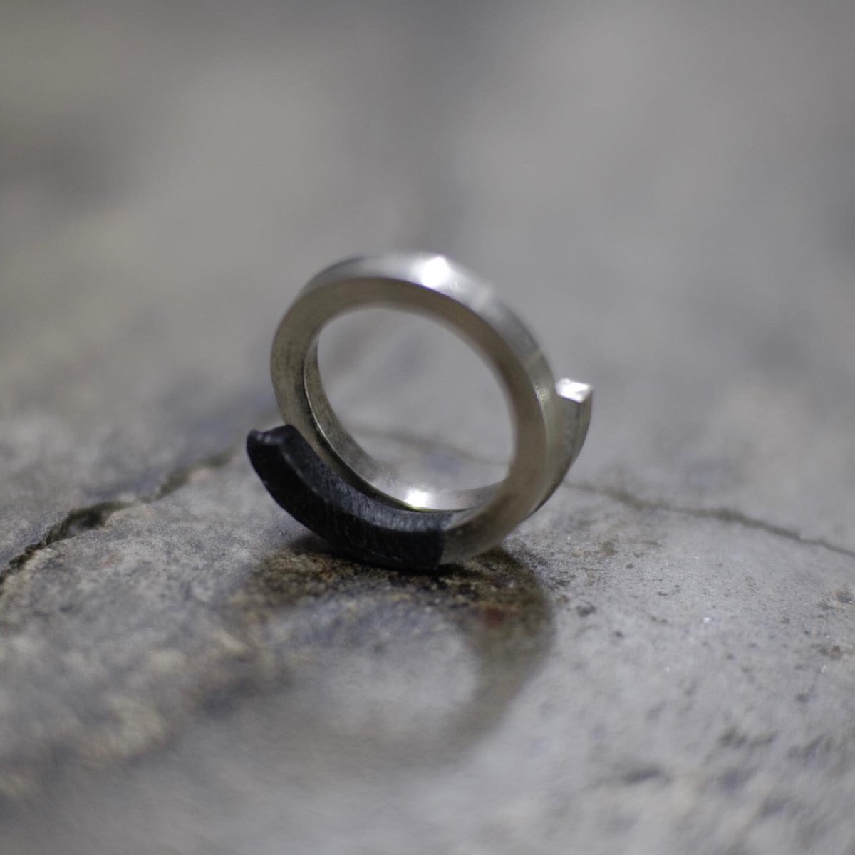 TASjapan's tweet photo. SILVER RING / SHADING

色濃く落ちる影。
光との対比。

Shadows that fall deep in color.
Contrast with light.

MATERIAL  : SILVER 950 / LAMB LEATHER  #tasjapan #leather #handmade #contemporaryart #modernart #minimalart #minimalism #japan #artisan #abstract #architecture #object https://t.co/4EKr5REMKi
