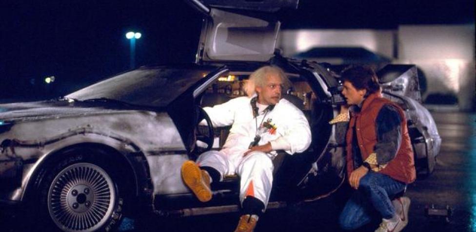 - ¿Dónde vas, Doc?
- A 1985.
- ¿Alguna misión que puede cambiar el curso de la historia?
- No. A echar gasolina.