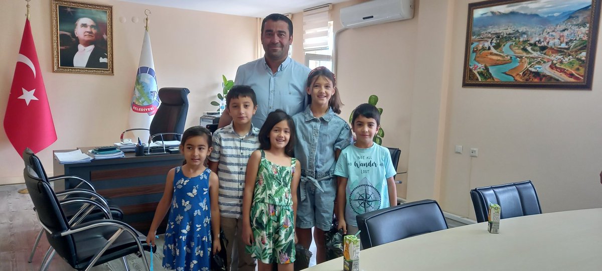 "Her cocugun kalbinde kendinden daha buyuk bir cocuk vardir" Ece Ayhan
Kucuk parmaklariyla sanata dokunan bu cocuklarin davetine katilmamak olmazdi.
Güzel ziyaretleri için sevimli misafirlerime teşekkür ederim.