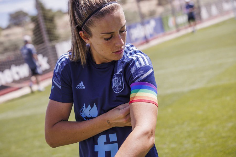 anaislopez23's tweet photo. Las jugadoras de la @SeFutbolFem llevarán el brazalete arcoíris este sábado en el partido ante Australia para visibilizar el respeto por la diversidad sexual por iniciativa de la @rfef 

Un gesto importante y necesario.

Deseando ver cuándo se lo ponen ellos😊 https://t.co/DGcCUFfUiP