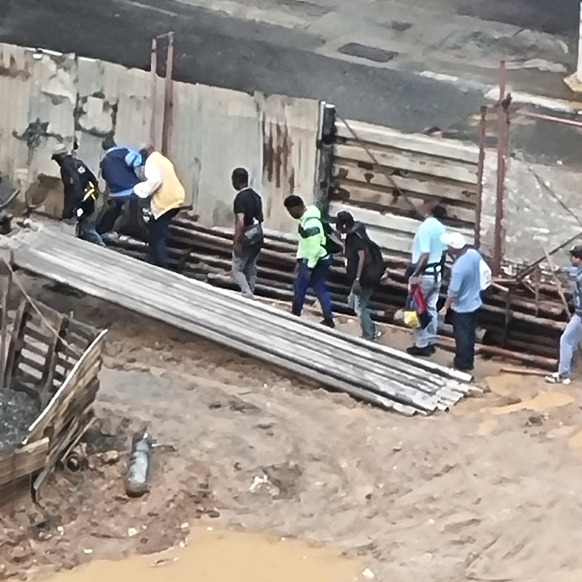 minervadelia's tweet image. Viernes 24 de junio, llegando los obreros sel #enchufateconTraki al. @crd_elcigarral que hace @eliasayegh que para esta construcción no respete horarios ni feriados. Pasee por este barrial vertical