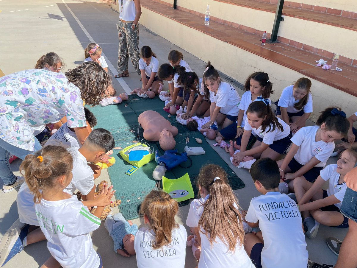 LourdesFvictori's tweet photo. Gran taller de primeros auxilios y RCP recibido de la mano de la enfermera Violeta.

Muchas gracias por tu participación y agradecer también la colaboración de @OximesaNG  por el material para la realización del taller.
#CaminamosJuntos
#colegiosdiocesanos
#Fundacionvictoria https://t.co/oYKdI6E6H5