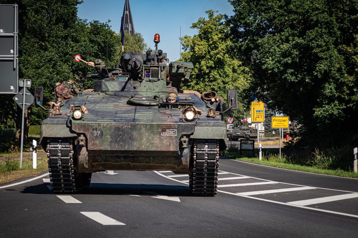 BtlKdr401's tweet photo. #HagenowsGrenadiere marschierten durch die Ortschaften #Toddin, #Pritzier und #Quassel. Warum sind solche Ausbildungen wichtig für uns? Marschieren müssen wir können. Sonst kommen wir nicht in unsere Einsatzräume. Und das ist nicht nur Panzer fahren. /2 https://t.co/MX56Cbnvco