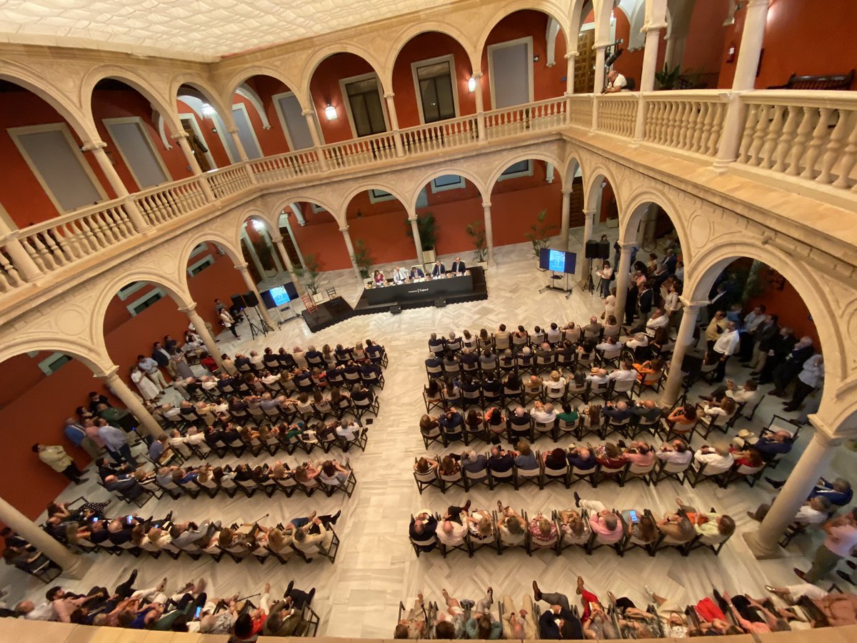 Éxito total en <a href="/Cajasol/">Fundación Cajasol</a> ante la presentación del libro al tabernero Juan Robles de <a href="/Navarroantolin/">C. Navarro Antolín</a> 

<a href="/RoblesenSevilla/">Robles Restaurantes</a>  <a href="/antoniomunozsev/">Antonio Muñoz</a> <a href="/eliasbendodo/">Elías Bendodo</a> <a href="/aseturismo/">ASET</a>

#TaberneroEterno
