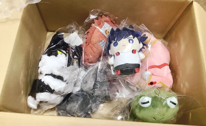 この式神グッズ私の方は今日届いたんですが、めっちゃかわいいです……一緒にまめめいと伏も頼んでたの忘れてて、開封したら可愛い空間になってた😊 