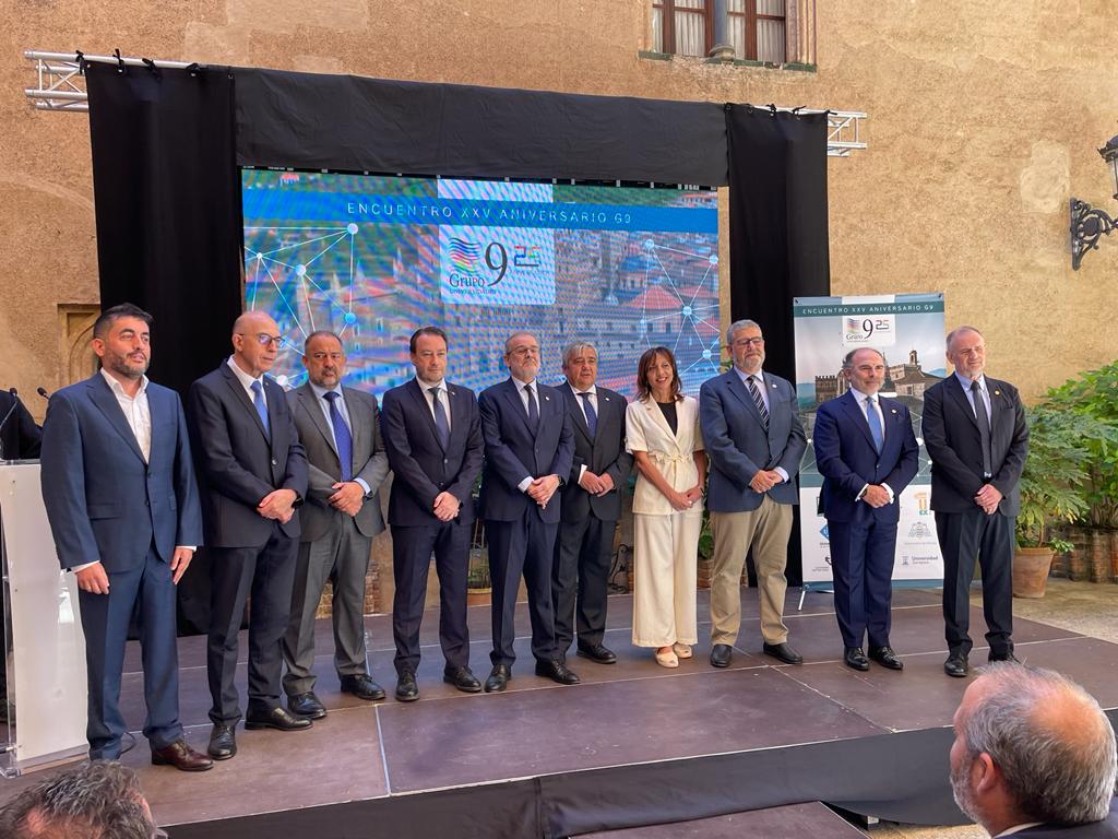 UIBuniversitat's tweet photo. El #RectorUIB a la celebració del 25è aniversari d'@uni_g9, grup d’universitats públiques úniques a les seves comunitats autònomes. Rectors, exrectors i polítics revisen avui, a l'@infouex, d’on venim, on som i cap a on hem d’anar. Llarga vida al #G9! https://t.co/t59Vj0HXbQ