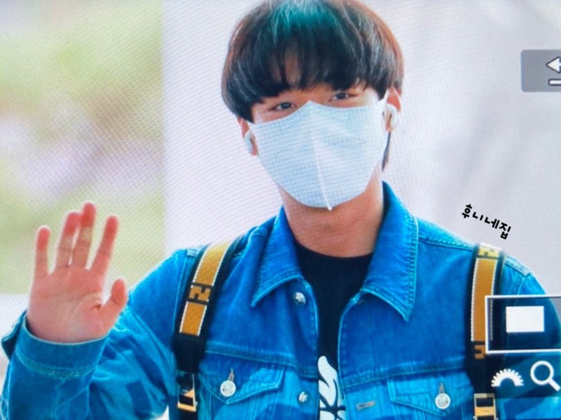 Hoonee_home's tweet photo. 220624 인천공항 출국 🛫

너무 귀여워😝 
지후니 왜 자꾸 어려지는거냐😎

#박지훈 #Parkjihoon 
#손가락에밴드왜이리많이붙였엉_🥺 https://t.co/t1GEh8KJTM