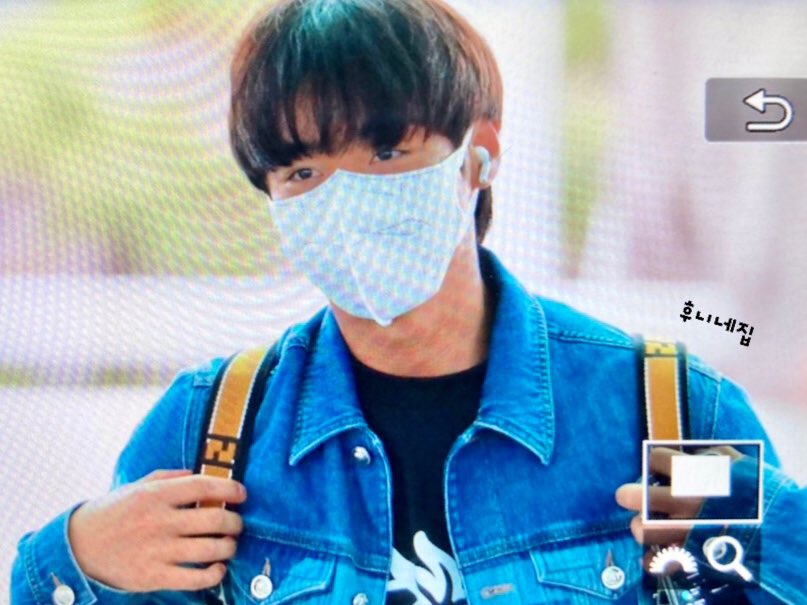 Hoonee_home's tweet photo. 220624 인천공항 출국 🛫

너무 귀여워😝 
지후니 왜 자꾸 어려지는거냐😎

#박지훈 #Parkjihoon 
#손가락에밴드왜이리많이붙였엉_🥺 https://t.co/t1GEh8KJTM