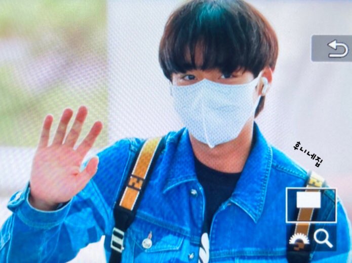 Hoonee_home's tweet photo. 220624 인천공항 출국 🛫

너무 귀여워😝 
지후니 왜 자꾸 어려지는거냐😎

#박지훈 #Parkjihoon 
#손가락에밴드왜이리많이붙였엉_🥺 https://t.co/t1GEh8KJTM