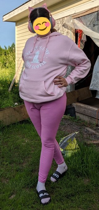 1 pic. Beautiful day yesterday 💖💕

#Leggings #pink #hoodies #blkd #pornhub #souvenirs #CatEars #PHATASSES