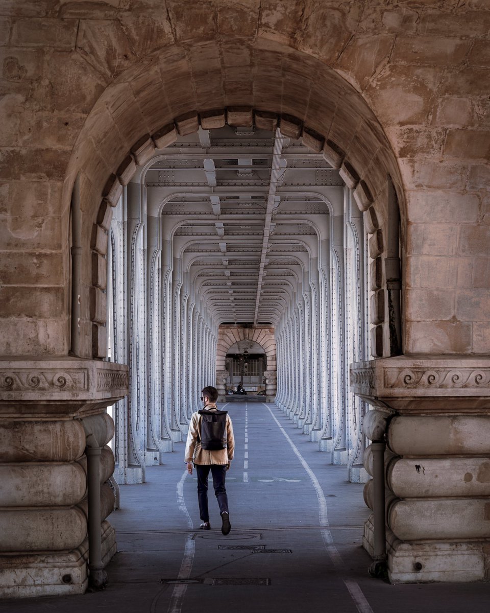 PhilipAchenbac1's tweet photo. What are your favorite tones to photograph? #photography #warmtones #architecture #symmetry #urbanphotography #citylife https://t.co/18iJok1iso