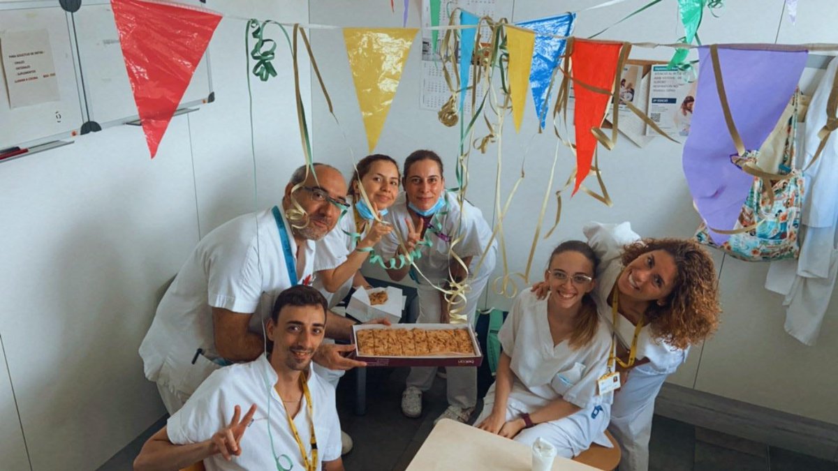 joseblancovalle's tweet photo. Pasando el día de #SanJuan con la otra familia 🎉🎉

Por más ratos como estos... porque la actitud es lo que cuenta.

Días festivos en @HospitalSantPau con la mejor compañía!

#EquipoC2
#neumoteam
#guardiasdehospital
#enfermeras 
#orgullneumosantpau 
#actitudpositiva https://t.co/z6Ci0SHbRN