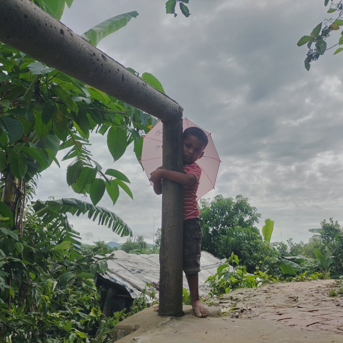 ro_hares07's tweet photo. What else can be worse to this child than being futureless...
#Futureless #Rohingya #refugees #children #Camp #coxsbazar
#Bangladesh https://t.co/XJotU1irdm