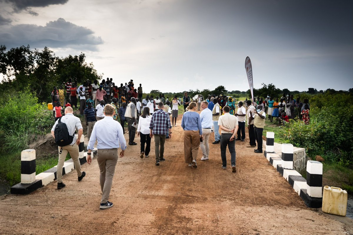 udviklingsmin's tweet image. Uganda mærker klimaforandringerne helt tæt på. Danmark hjælper med at omstille landbruget, men også med tilpasning af infrastruktur som her, hvor @DRC_dk og lokale havde repareret en vej og en bro, som ellers var blevet livsfarlige at bruge pga. store mængder regn. #dkaid