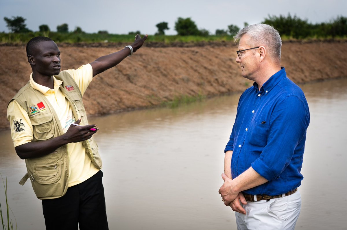 udviklingsmin's tweet image. Uganda mærker klimaforandringerne helt tæt på. Danmark hjælper med at omstille landbruget, men også med tilpasning af infrastruktur som her, hvor @DRC_dk og lokale havde repareret en vej og en bro, som ellers var blevet livsfarlige at bruge pga. store mængder regn. #dkaid
